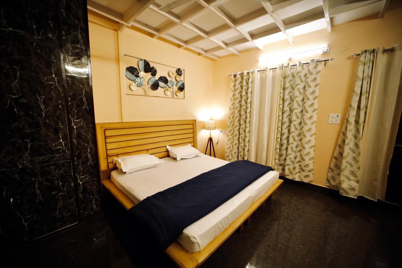 Hotel The Location, A Penthouse Dehradun Exterior foto