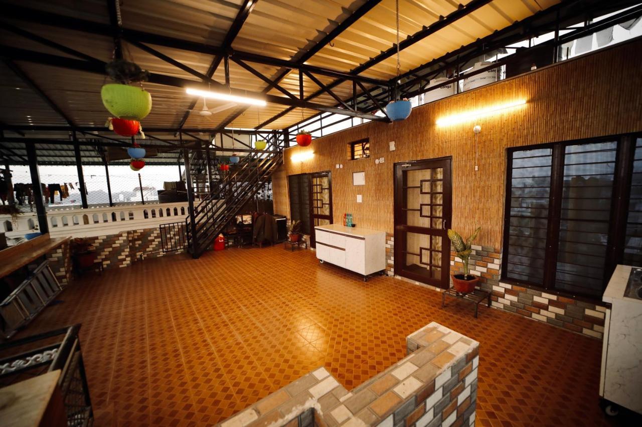 Hotel The Location, A Penthouse Dehradun Exterior foto
