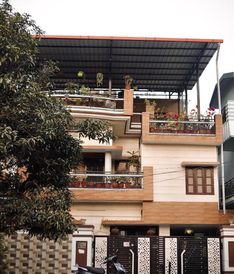Hotel The Location, A Penthouse Dehradun Exterior foto